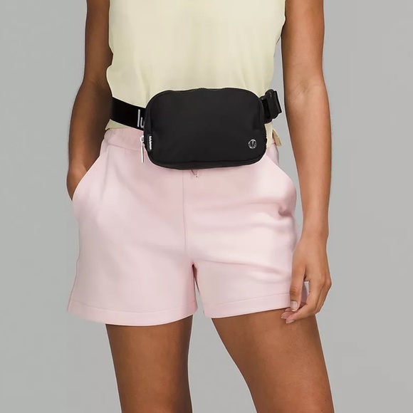 NWT Lululemon Everywhere Belt Bag Black/White Wordmark New - Picture 2 of 10